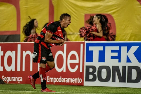 Gabriel Santiago em ação pelo Vitória por Pietro Carpi/ECV