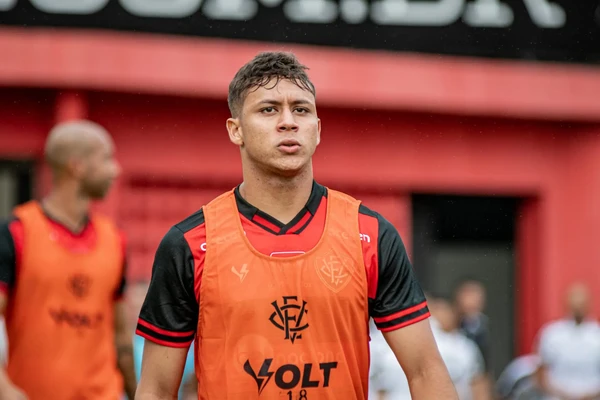 Gabriel Santiago em ação pelo Vitória 