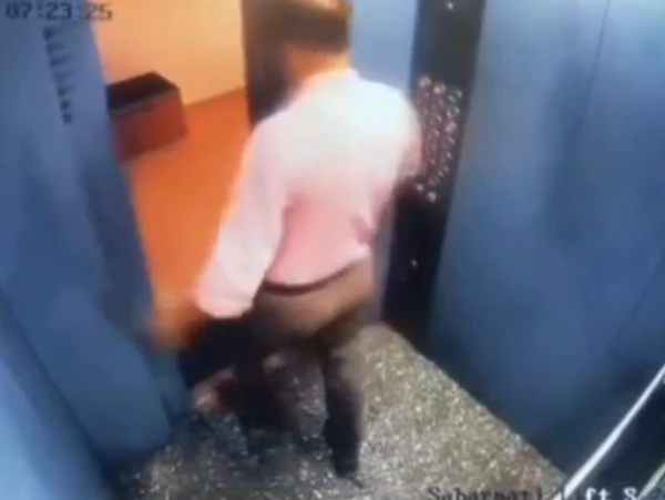 Homem escapa de ser esmagado em elevador na Índia por Reprodução