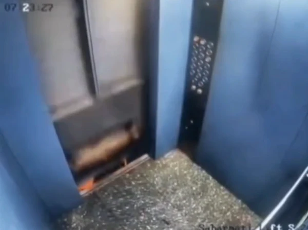 Homem escapa de ser esmagado em elevador na Índia por Reprodução