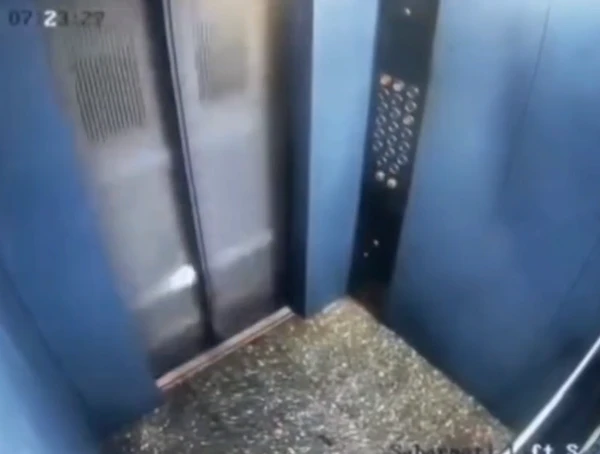 Homem escapa de ser esmagado em elevador na Índia por Reprodução