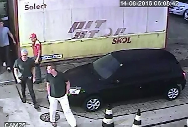 Imagens do circuito interno de um posto de gasolina no Rio de Janeiro mostram Ryan Lochte e outros 3 nadadores americanos durante confusão no estabelecimento por Reprodução/TV Globo
