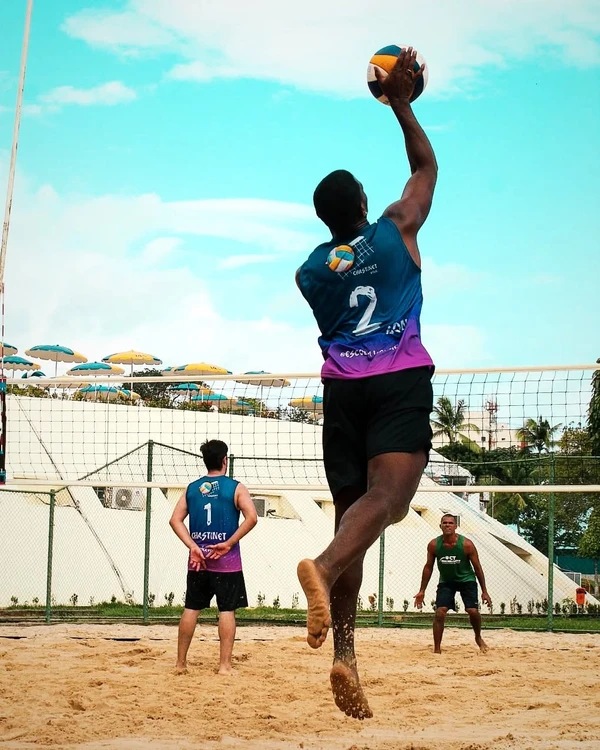 Jeanderson foi alvo de racismo e homofobia durante torneio de vôlei por Reprodução