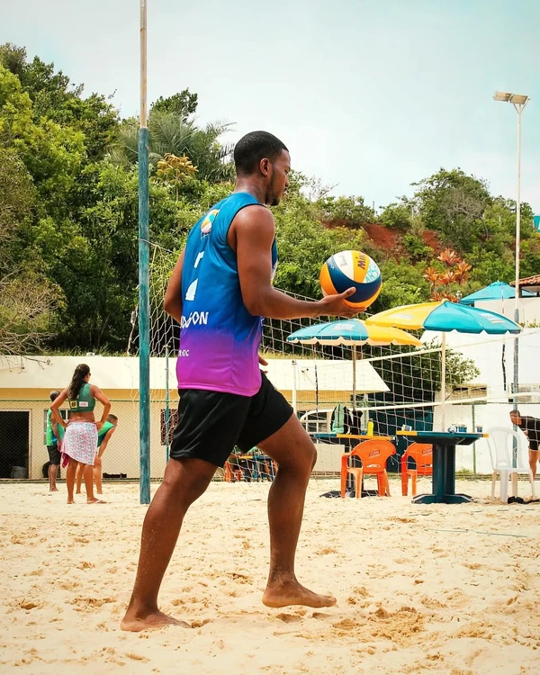 Jeanderson foi alvo de racismo e homofobia durante torneio de vôlei por Reprodução