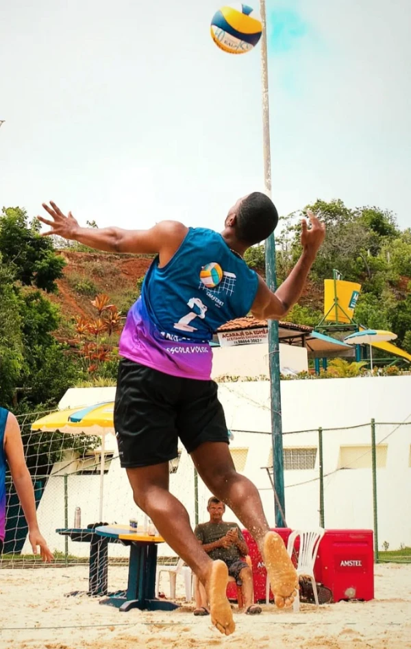 Jeanderson foi alvo de racismo e homofobia durante torneio de vôlei por Reprodução