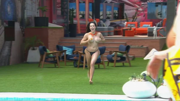 Jordana pula na piscina sem a parte de cima do biquíni no BBB 26 por Reprodução/Globo