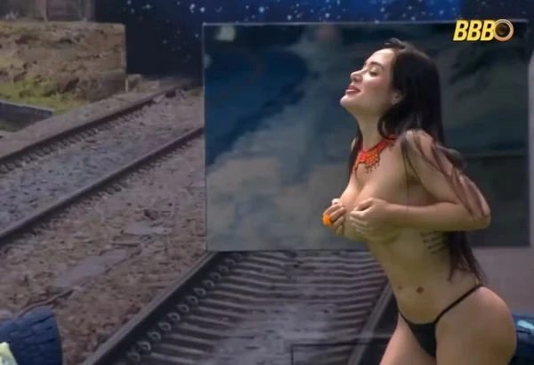 Jordana pula na piscina sem a parte de cima do biquíni no BBB 26 por Reprodução/Globo