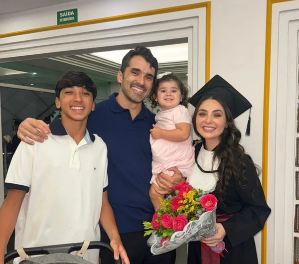 Marcela Barrozo com marido e filha na sua formatura em Odontologia por Reprodução/ Instagram