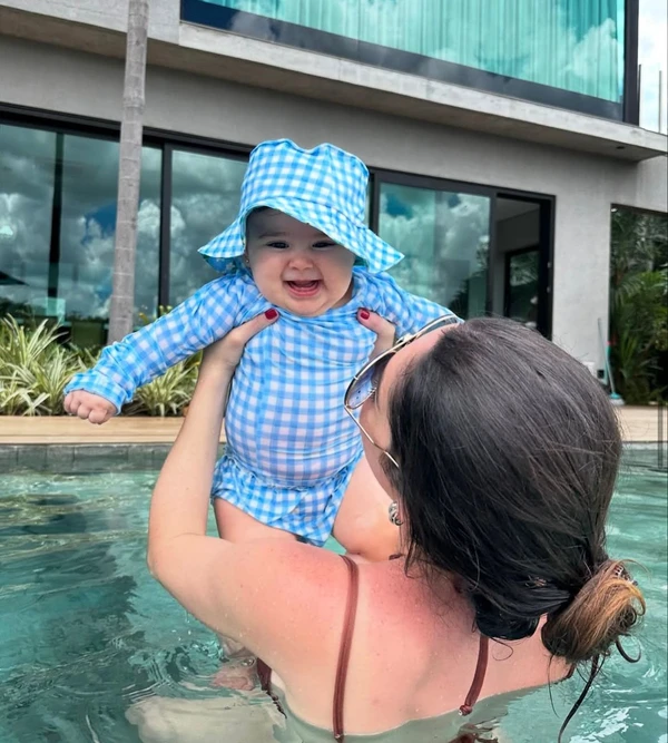 Marcela Barrozo com sua filha, Luiza por Reprodução/ Instagram