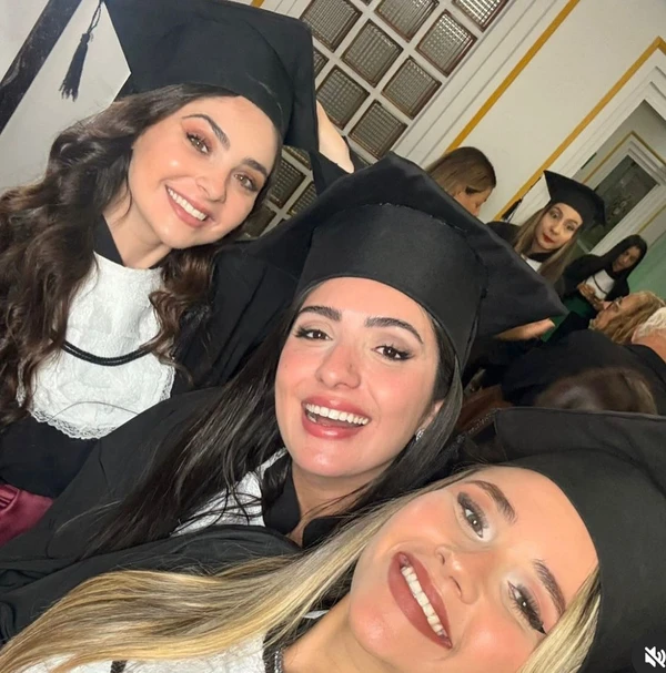 Marcela Barrozo e suas colegas de formatura por Reprodução/ Instagram