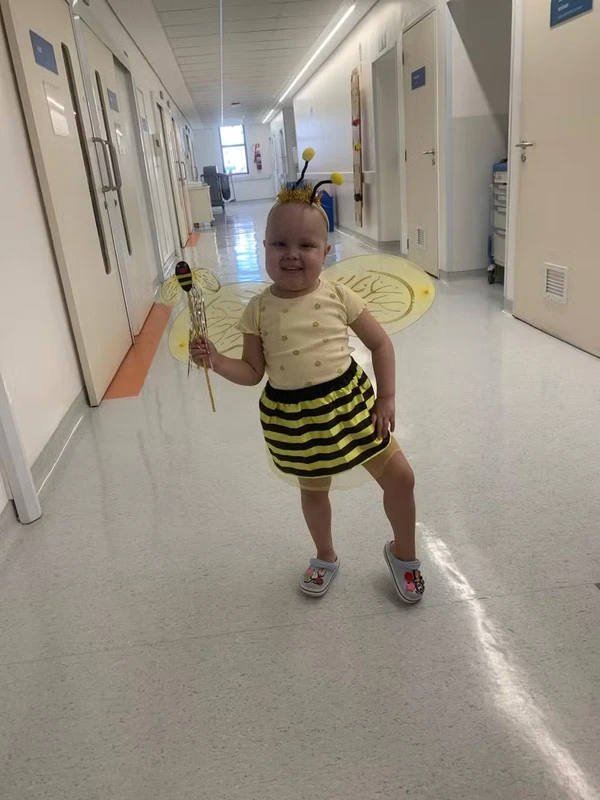 Menina de 4 anos em tratamento contra câncer viraliza após aparecer em vídeo dançando com enfermeiros por Reprodução