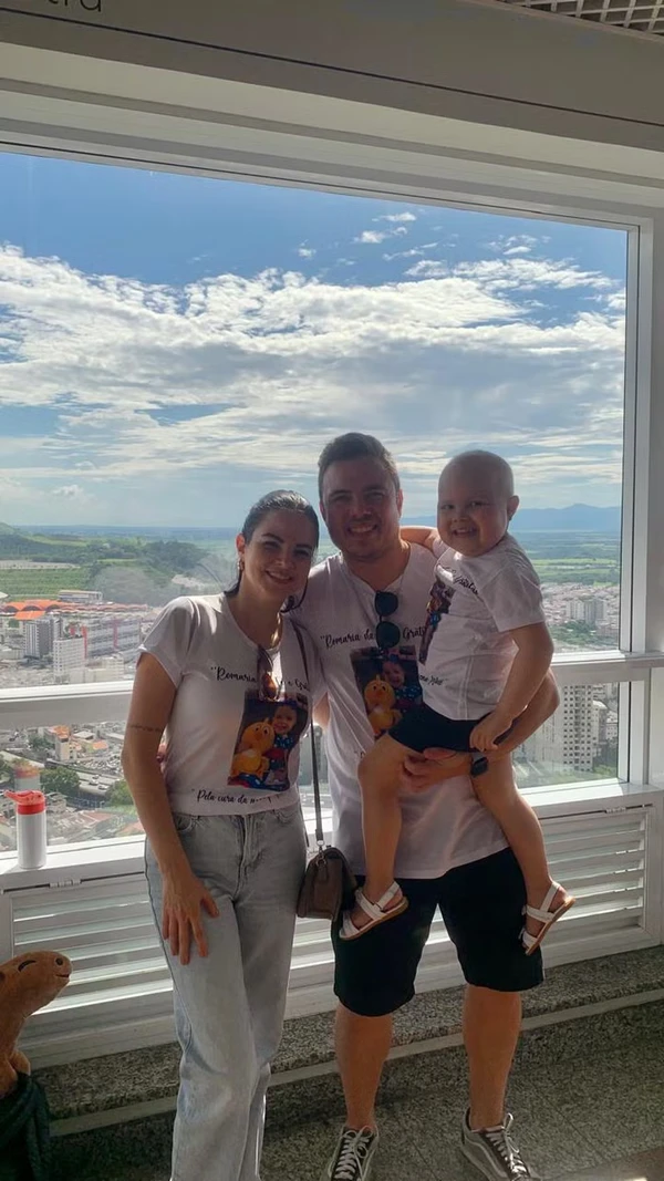 Menina de 4 anos em tratamento contra câncer viraliza após aparecer em vídeo dançando com enfermeiros por Reprodução