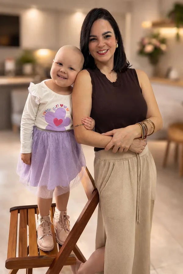 Menina de 4 anos em tratamento contra câncer viraliza após aparecer em vídeo dançando com enfermeiros por Reprodução