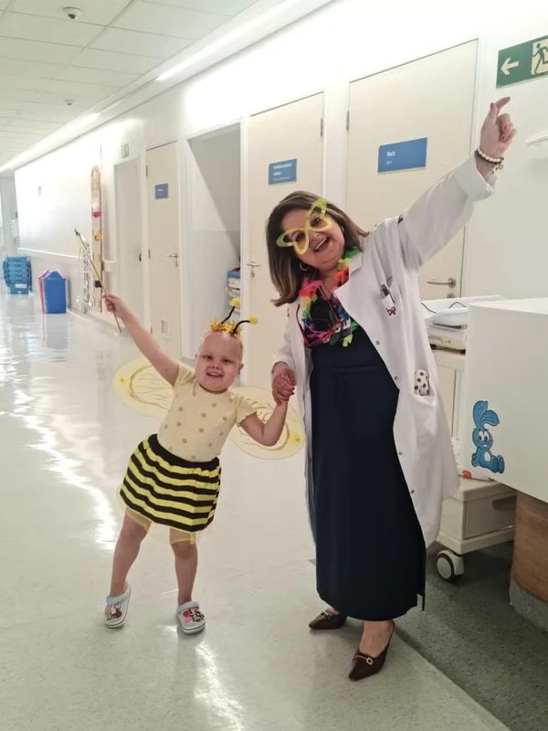 Menina de 4 anos em tratamento contra câncer viraliza após aparecer em vídeo dançando com enfermeiros por Reprodução