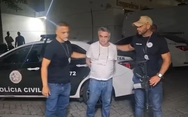 O ator José Dumont chega preso à Polinter, no Rio de Janeiro
