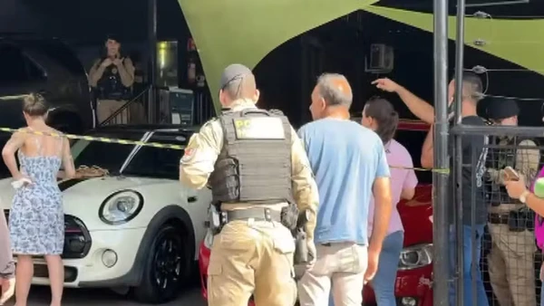 Pai e filho são mortos dentro de loja de carros; atirador chegou em BMW