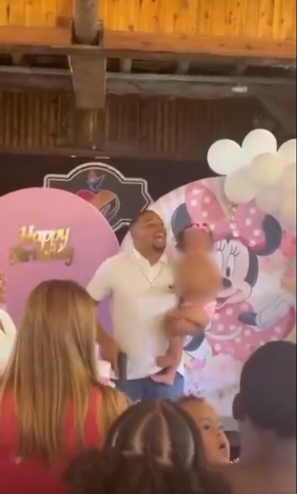 Pai saca arma em aniversário da filha na hora do ‘com quem será’ e vídeo viraliza por Reprodução