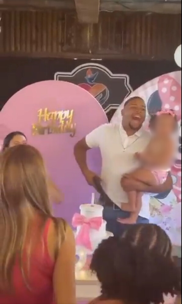 Pai saca arma em aniversário da filha na hora do ‘com quem será’ e vídeo viraliza por Reprodução
