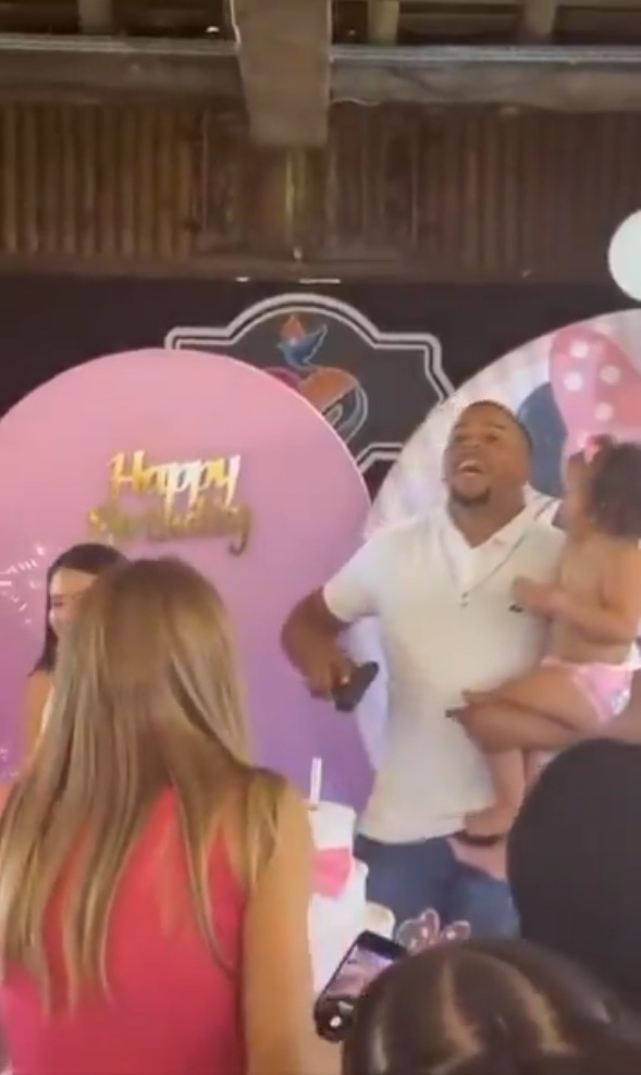 Pai saca arma em aniversário da filha na hora do ‘com quem será’ e vídeo viraliza por Reprodução