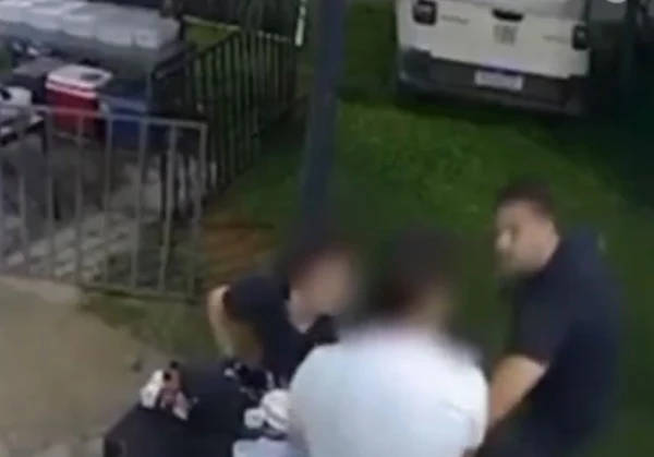 Policial federal usou arma para intimidar pessoas em bar por Reprodução