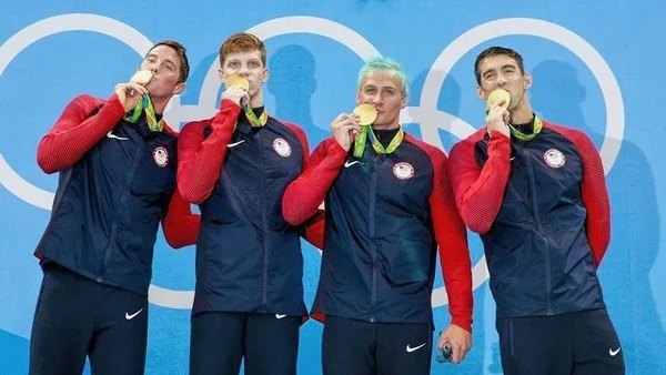 Ryan Lochte, terceiro da esquerda para a direita, posa ao lado da equipe de natação dos EUA após a conquista do ouro na Rio 2016 por Reprodução/Instagram