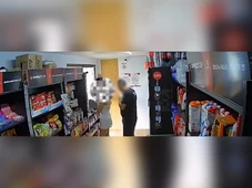 Imagem - VÍDEO: homem é flagrado encostando pênis em adolescente em mercado de condomínio