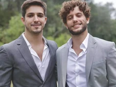 Imagem - Galã de novela da Globo faz ensaio romântico com noivo e anuncia casamento em três meses