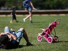 Imagem - Projeto que aumenta licença e cria salário-paternidade é aprovado; entenda