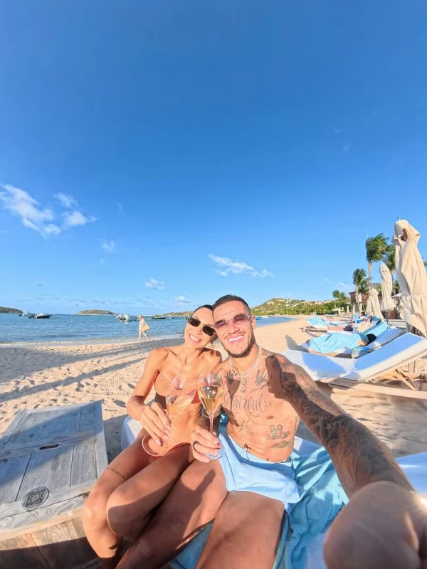 Ainê e Phillippe Coutinho curtem férias em resort luxuoso por Reprodução