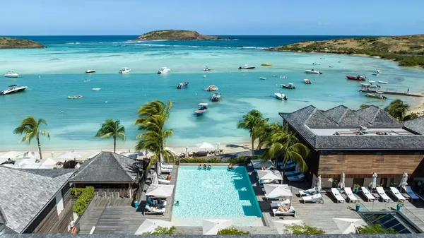 Ainê e Phillippe Coutinho curtem férias em resort luxuoso