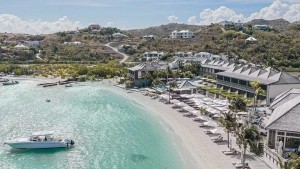 Ainê e Phillippe Coutinho curtem férias em resort luxuoso por Reprodução