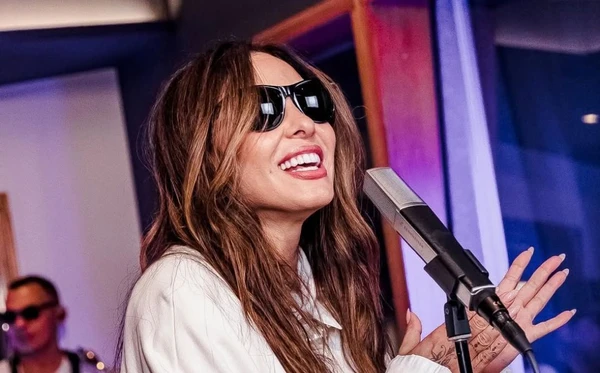 Alinne Rosa lança especial acústico com músicas inéditas e releituras no WE4Sessions