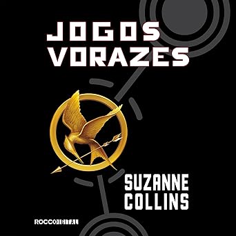 Audiolivro de Jogos Vorazes, de Suzanne Collins (Rocco). Após o fim da América do Norte, uma nova nação chamada Panem surge. Formada por doze distritos, é comandada com mão de ferro pela Capital. Uma das formas com que demonstra seu poder sobre o resto do carente país é com Jogos Vorazes, uma competição anual transmitida ao vivo pela televisão, em que um garoto e uma garota de doze a dezoito anos de cada distrito são selecionados e obrigados a lutar até a morte! Para evitar que sua irmã seja a mais nova vítima do programa, Katniss se oferece para participar em seu lugar. por Reprodução