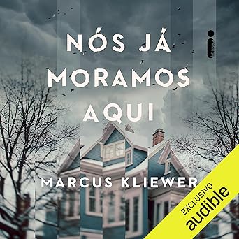 Audiolivro de Nós já moramos aqui, de Marcus Kliewer (Intrínseca). Namoradas há alguns anos, Charlie e Eve ganham a vida comprando imóveis a preços baixos e os revendendo com lucro após reformá-los. As duas mal podem acreditar na própria sorte quando adquirem uma antiga casa em uma vizinhança pitoresca — e meio isolada — no interior do estado do Oregon.Um dia, durante os preparativos para a reforma, alguém bate na porta. Um homem com a esposa e os três filhos, alegando já ter morado ali décadas atrás, pergunta se poderia entrar para mostrar o lar da sua infância para as crianças. Sozinha em casa e incapaz de dizer não, Eve deixa os cinco entrarem.Assim que os estranhos adentram a casa, coisas inexplicáveis começam a acontecer, incluindo o sumiço da filha caçula da família e uma aparição fantasmagórica no porão. por Reprodução