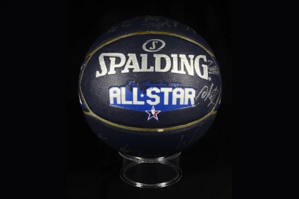 Bola Lendas do Basquetebol, autografada por 17 estrelas da NBA por Reprodução