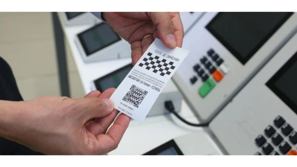 FISCALIZAÇÃO NA PALMA DA MÃO: Com o QR Code impresso no boletim, qualquer cidadão pode usar o celular para conferir se os votos daquela urna batem com o total divulgado pelo TSE