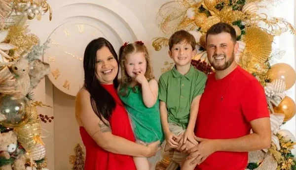 Casal e os dois filhos morrem após carro derrapar, rodar na pista e ser atingido por caminhão