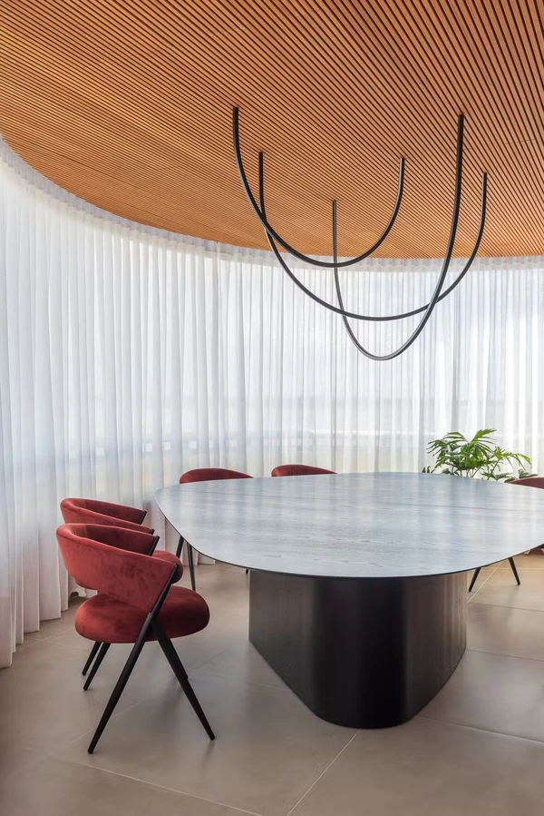 Cobertura de 300 m² de Thaynara OG em São Luís mistura artesanato maranhense, design contemporâneo e amplos espaços para receber amigos por Divulgação/Laura Sá