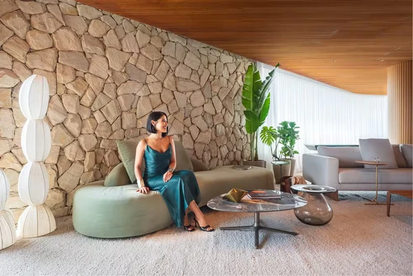 Cobertura de 300 m² de Thaynara OG em São Luís mistura artesanato maranhense, design contemporâneo e amplos espaços para receber amigos por Divulgação/Laura Sá