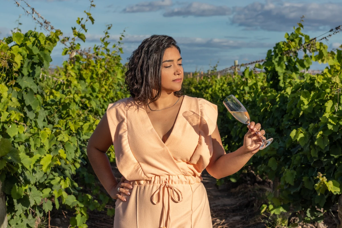 Há 11 anos no Vale do São Francisco, Eloiza Teixeira dedica-se diariamente à elaboração de rótulos 