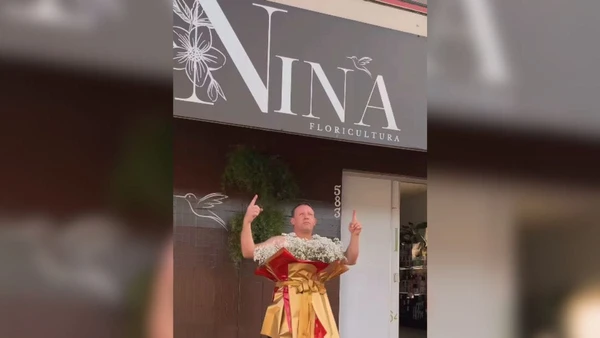 Homem se fantasia de buquê gigante por Reprodução