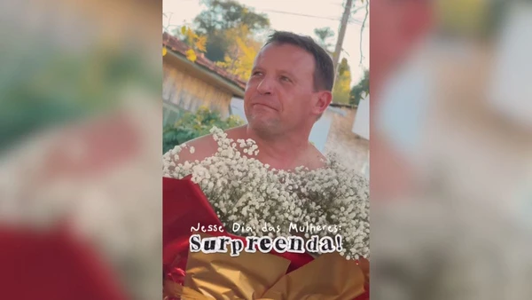 Homem se fantasia de buquê gigante por Reprodução