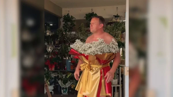 Homem se fantasia de buquê gigante