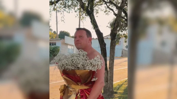 Homem se fantasia de buquê gigante por Reprodução