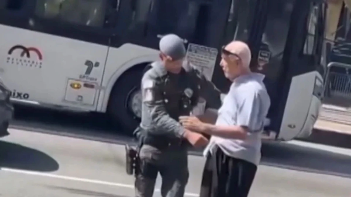 Idoso foi localizado por policiais militares dentro de ônibus