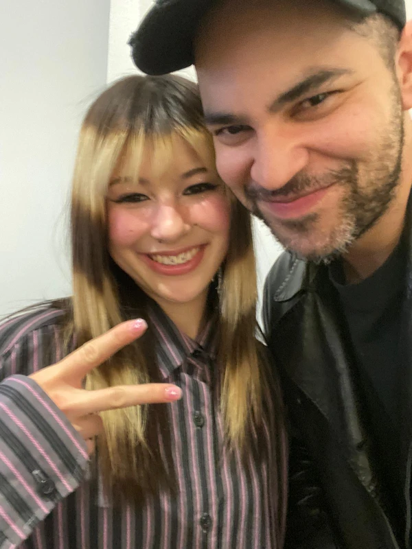 Jorge Dorsinville com Alysa Liu por reprodução