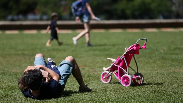 Licença-paternidade é aprovada no Senado