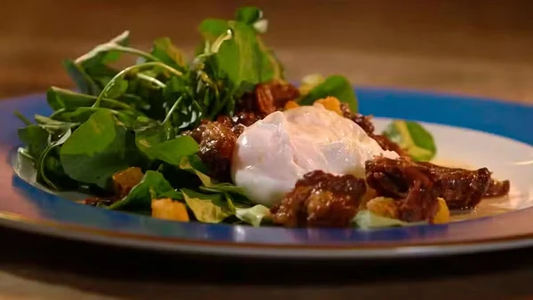 Rabada com agrião, ovo pochê, vinagrete e crouton caseiro por Reprodução/Receitas Globo 