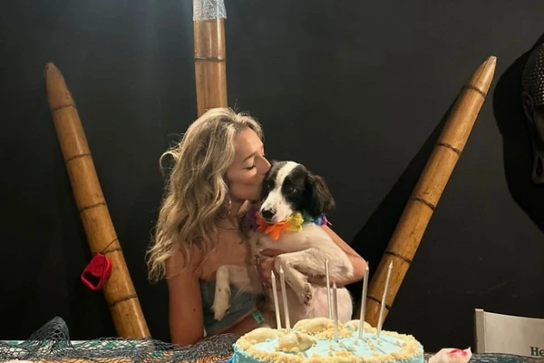 Samira do BBB 26 com Lindolfo, seu cachorrinho de três patas