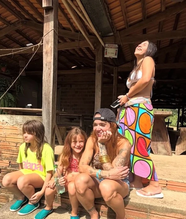 Thaís Vasconcellos com filhas e enteada por Reprodução/ Instagram